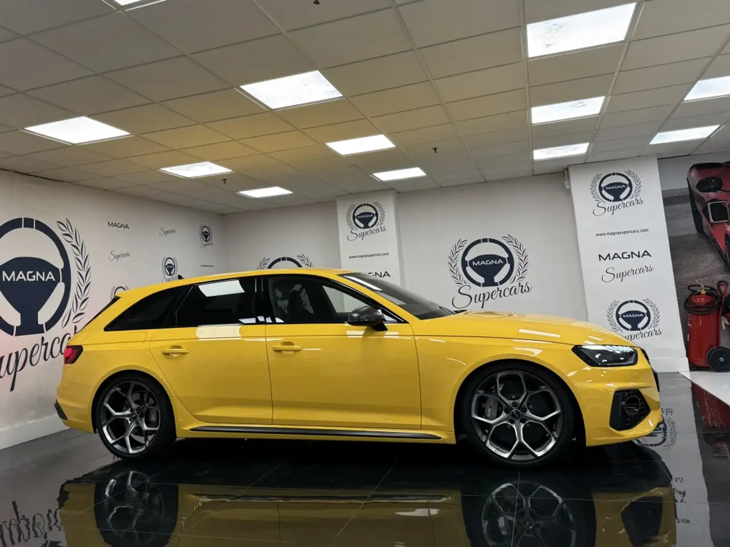 Audi RS4 Avant TFSI 25 Years Edition Jaune - 2