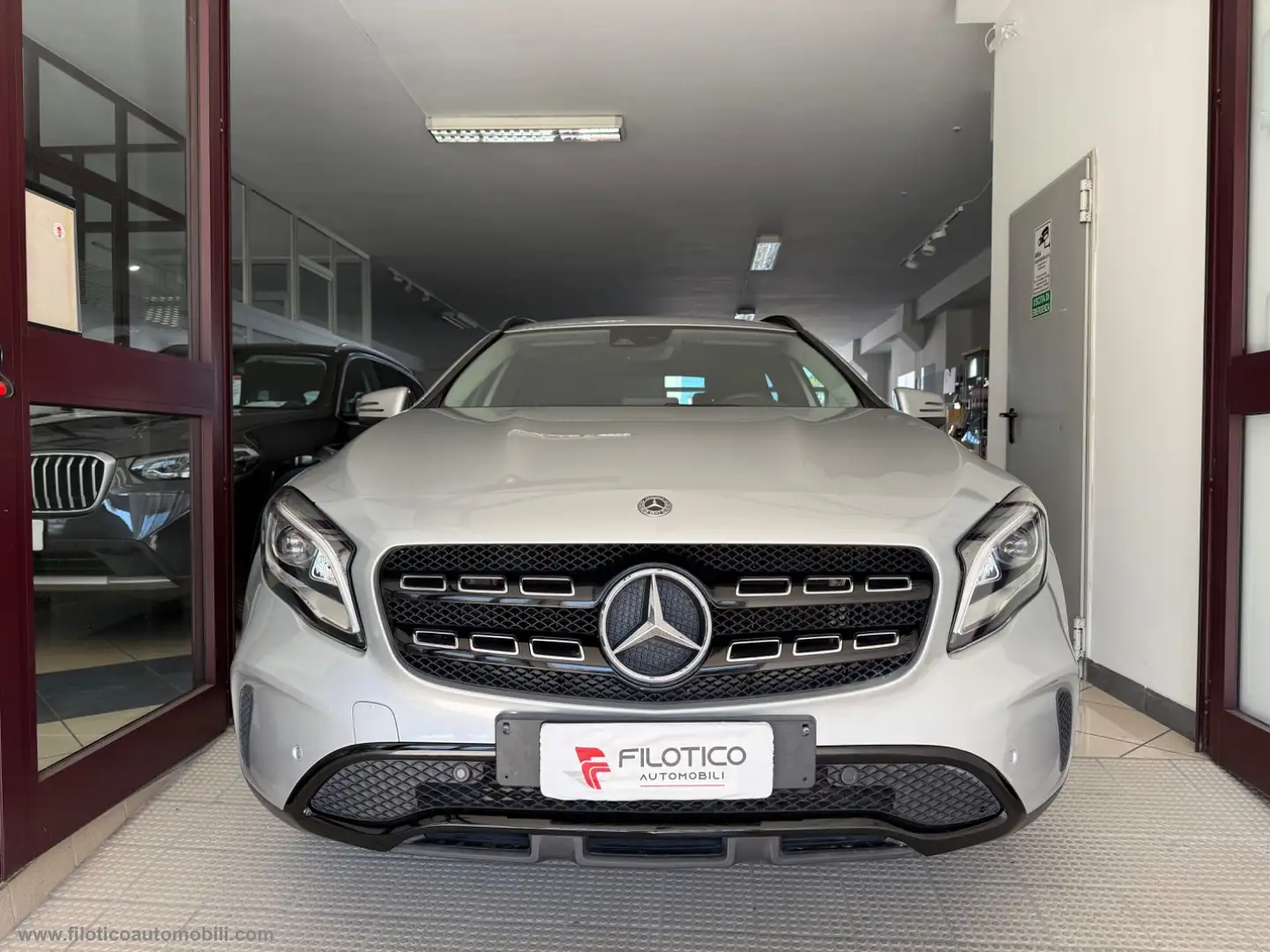 Mercedes-Benz GLA 180 GLA 180 d Automatic Business FARI LED - PACK SERIE Gris - 2