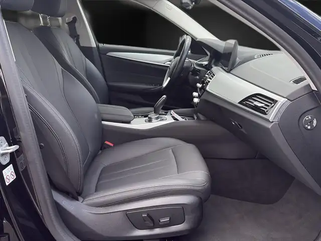 BMW 5 Series view 13