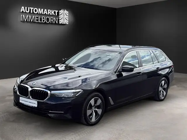 BMW 5 Series view 4