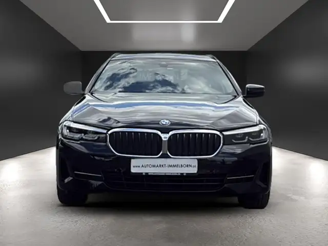 BMW 5 Series view 9