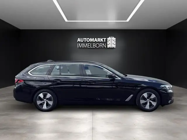 BMW 5 Series view 10
