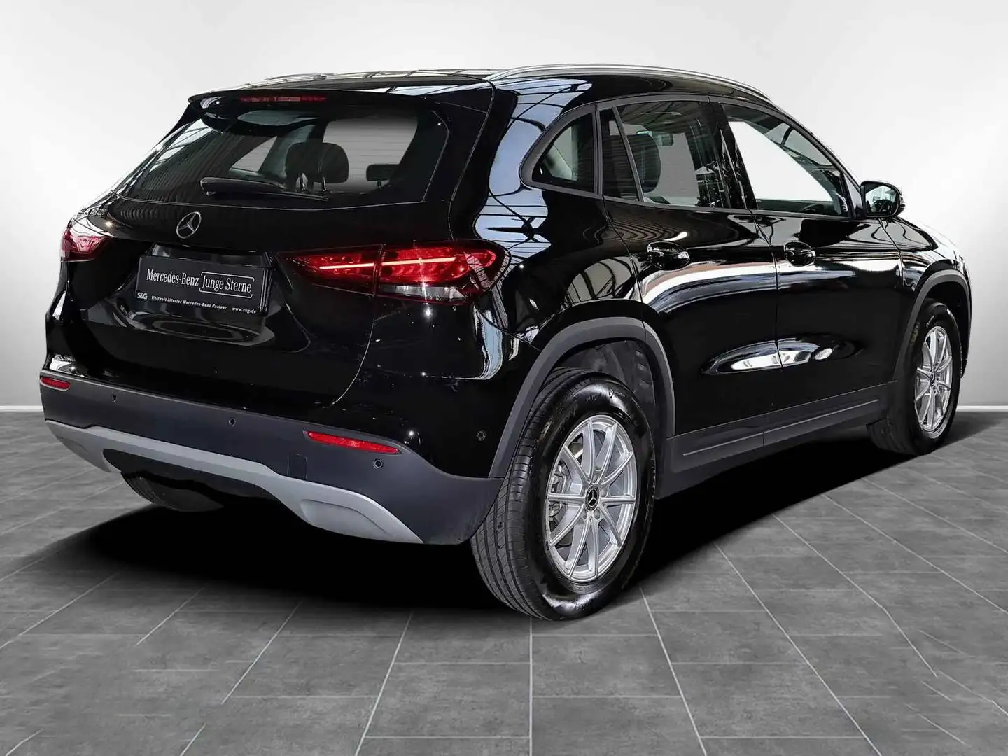 Mercedes-Benz GLA 180 GLA 180 Automatic Business Černá - 2