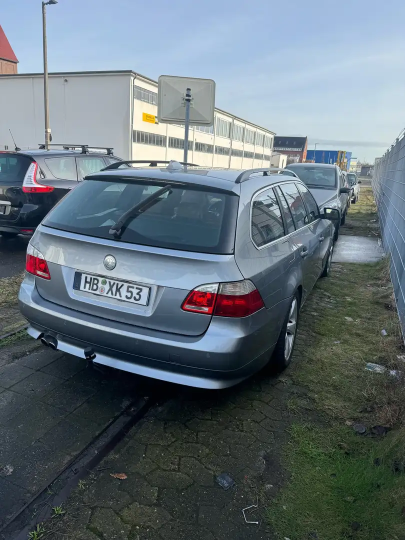 BMW 545 545i Touring siva - 1