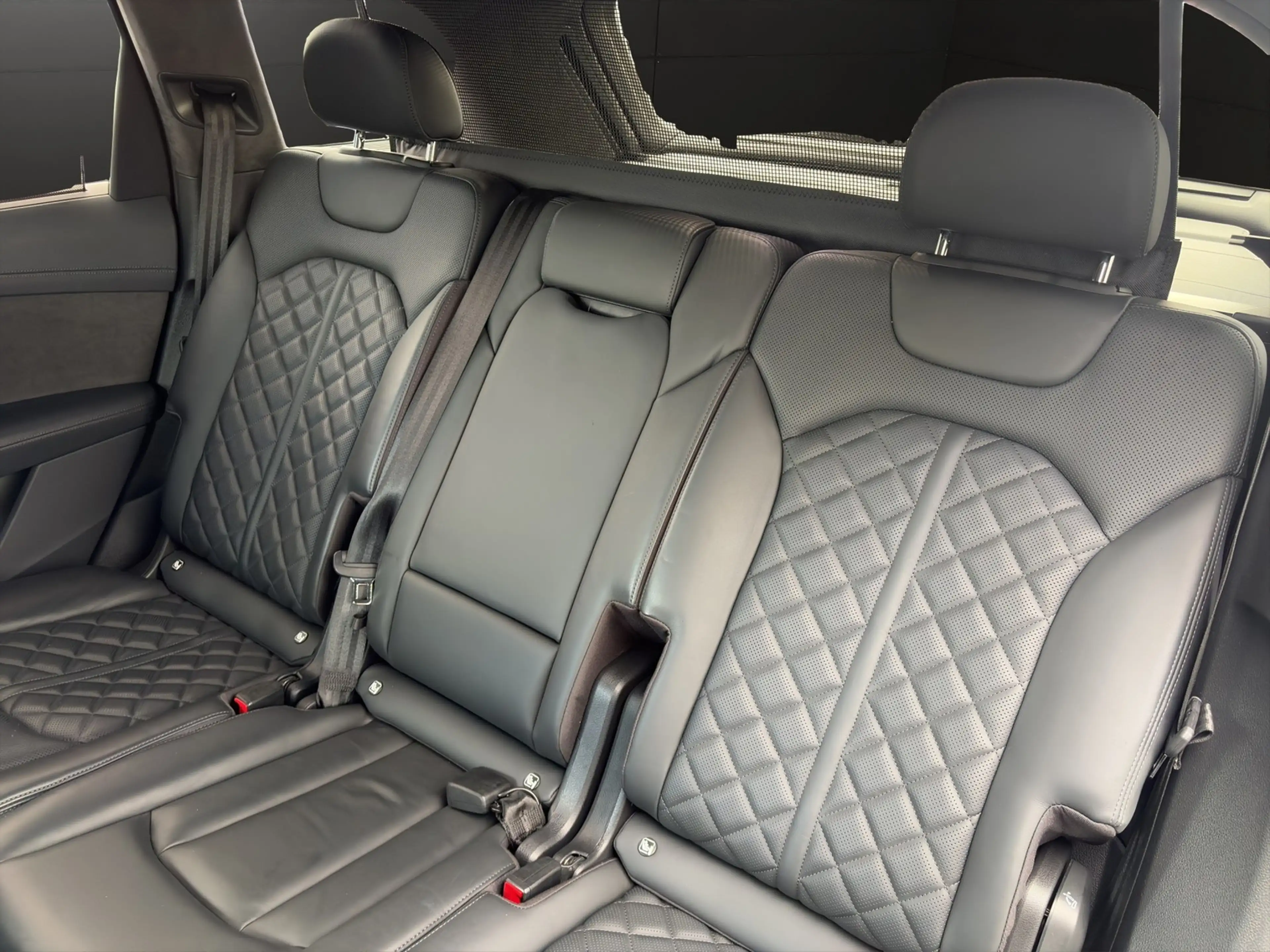 Audi SQ7 4.0 TFSI q. AHK+Pano+Keramik+Laser+Kamera — photo 13