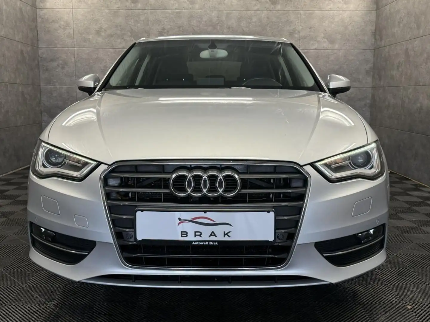 Audi A3 2.0 TDI Sportback Xenon*1 Hand*Tempo*Navi*SHZ Silber - 2