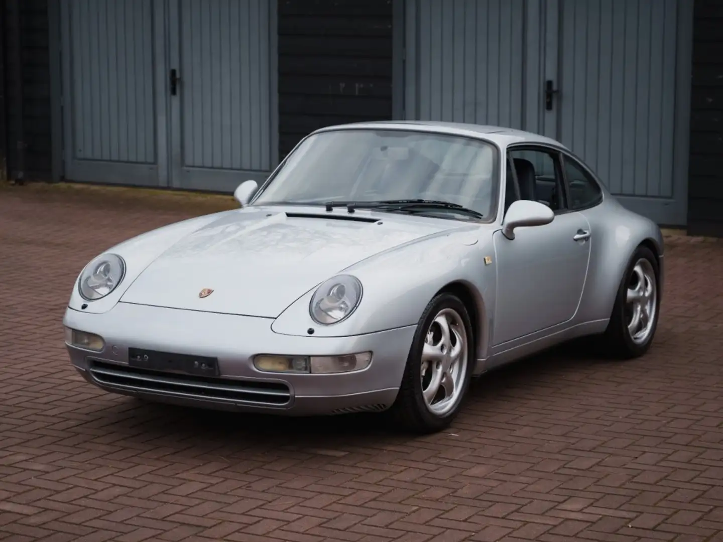 Porsche 993 Carrera 4 with sunroof Argent - 1