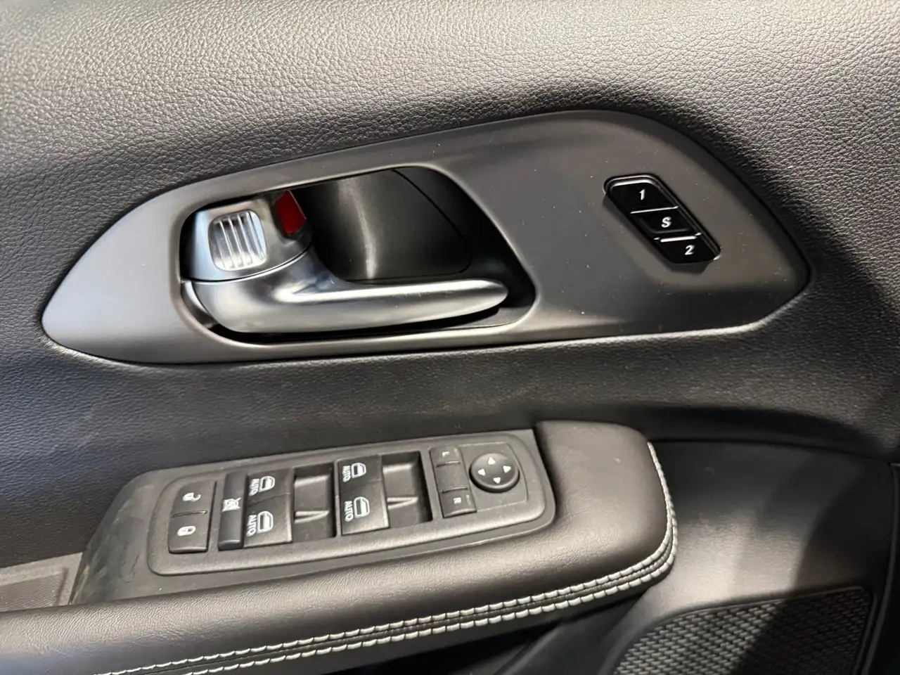 Chrysler Pacifica снимка Chrysler Pacifica