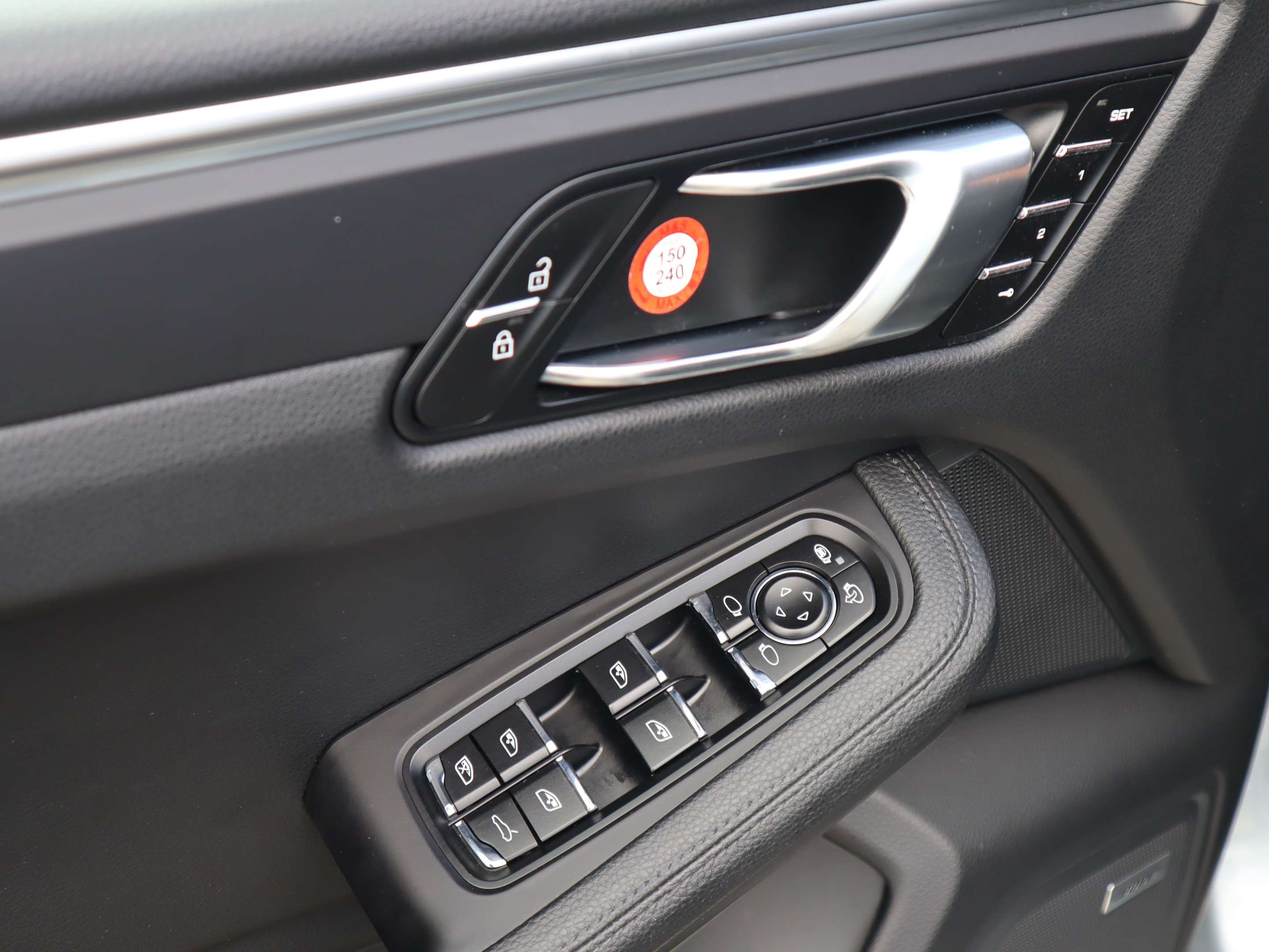 2021 Porsche Macan AWD thumb 11