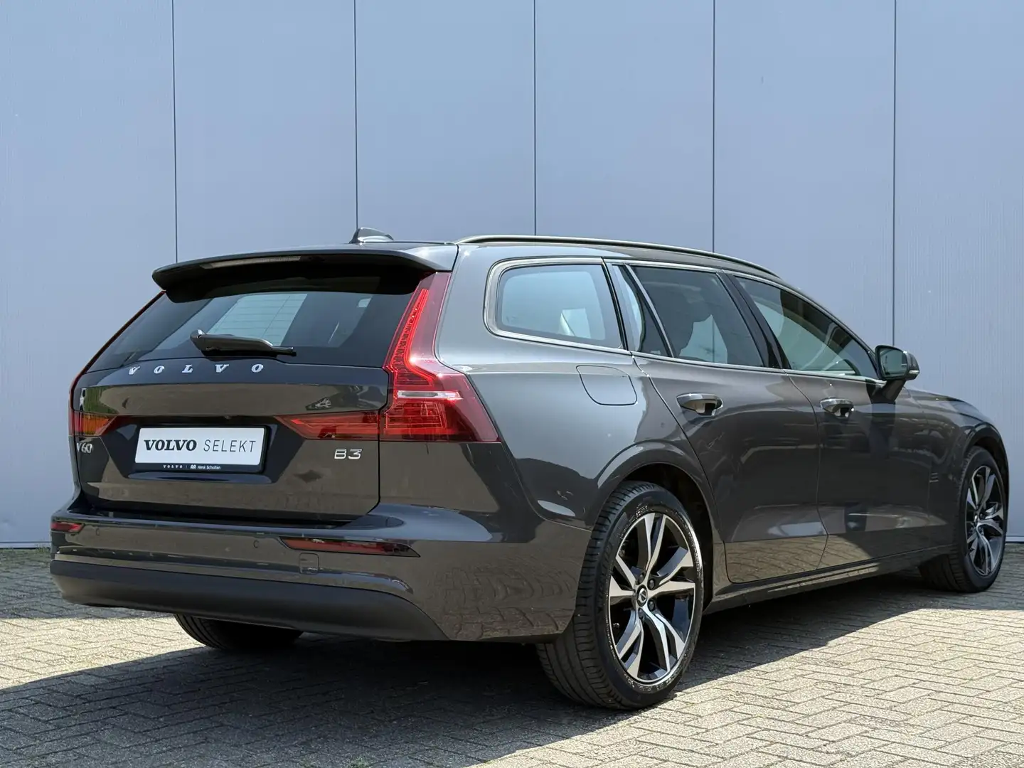 Volvo V60 B3 AUT7 163PK Essential Edition, Trekhaak semi ele Grijs - 2