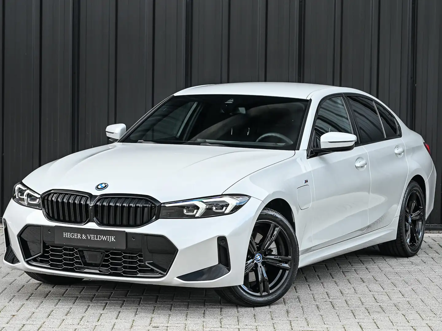 BMW 330 3-serie 330e | M-SPORT | SPORT SEATS | AMBIANCE IN White - 2