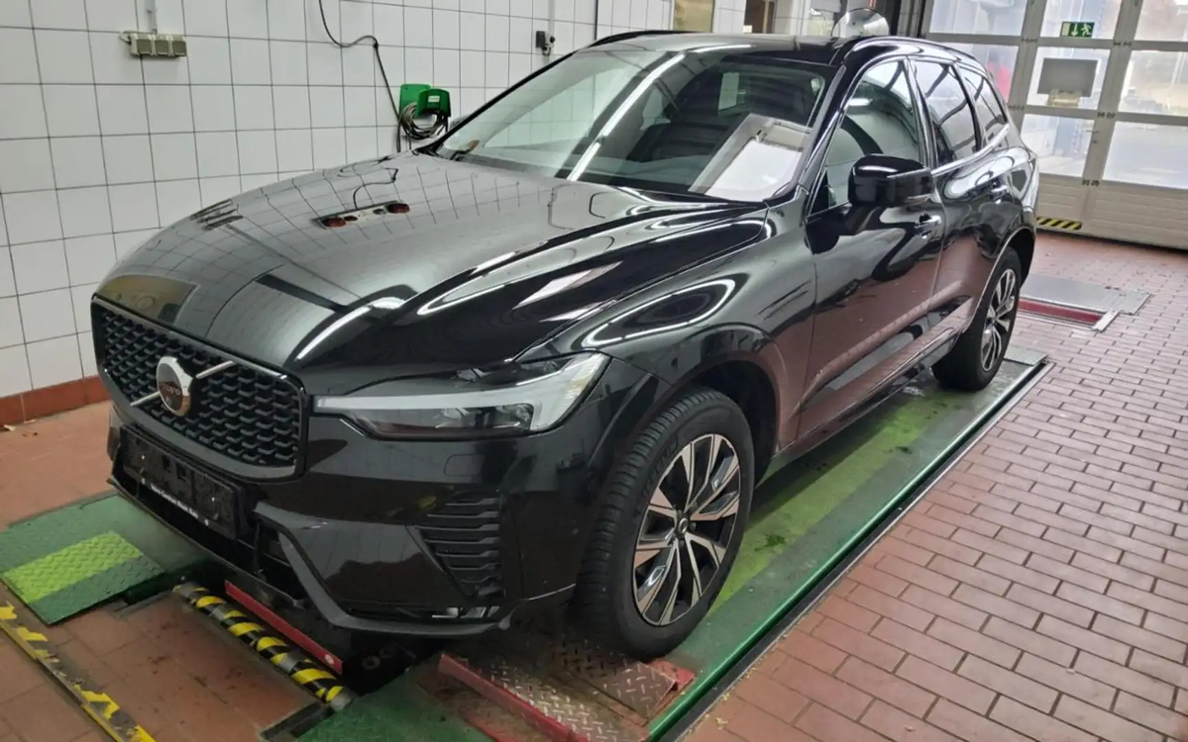 Volvo XC60 B5 AWD PLUS DARK BP+HKSOUND+360°+PANO+LM19+ Schwarz - 2