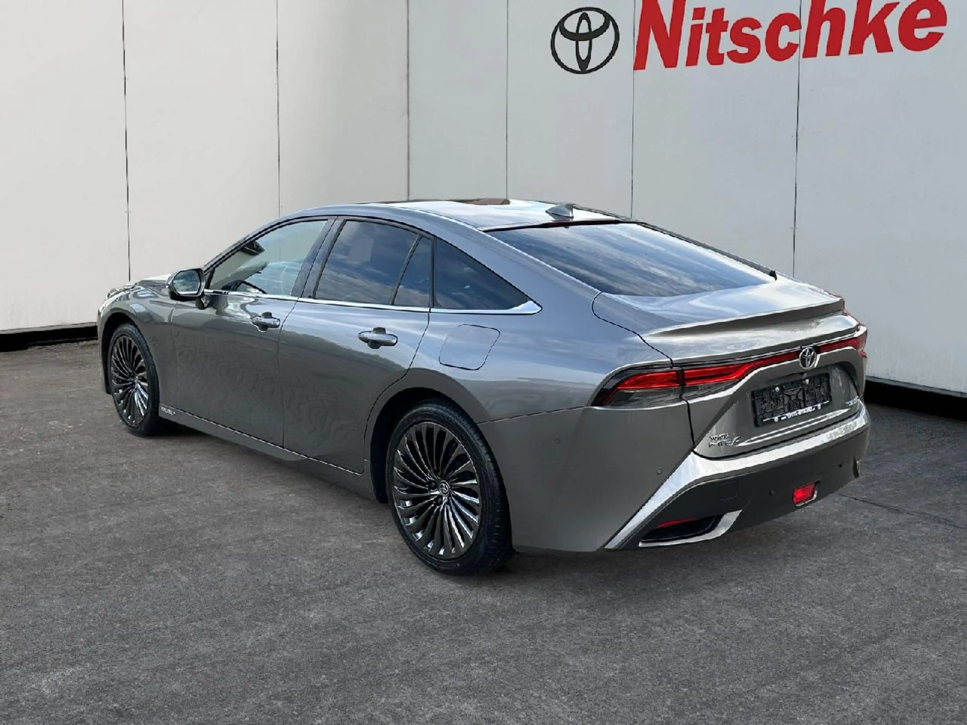 Toyota Mirai Luxury — photo 3