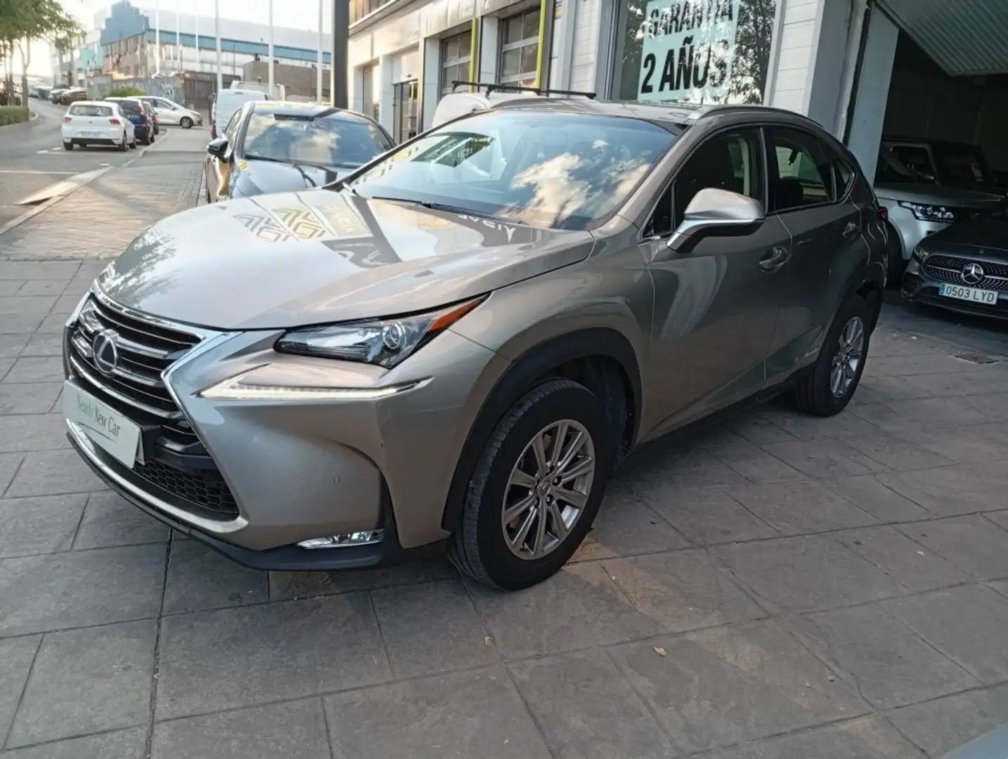 Lexus NX 300 300h Corporate 2WD + Navibox Gris - 2