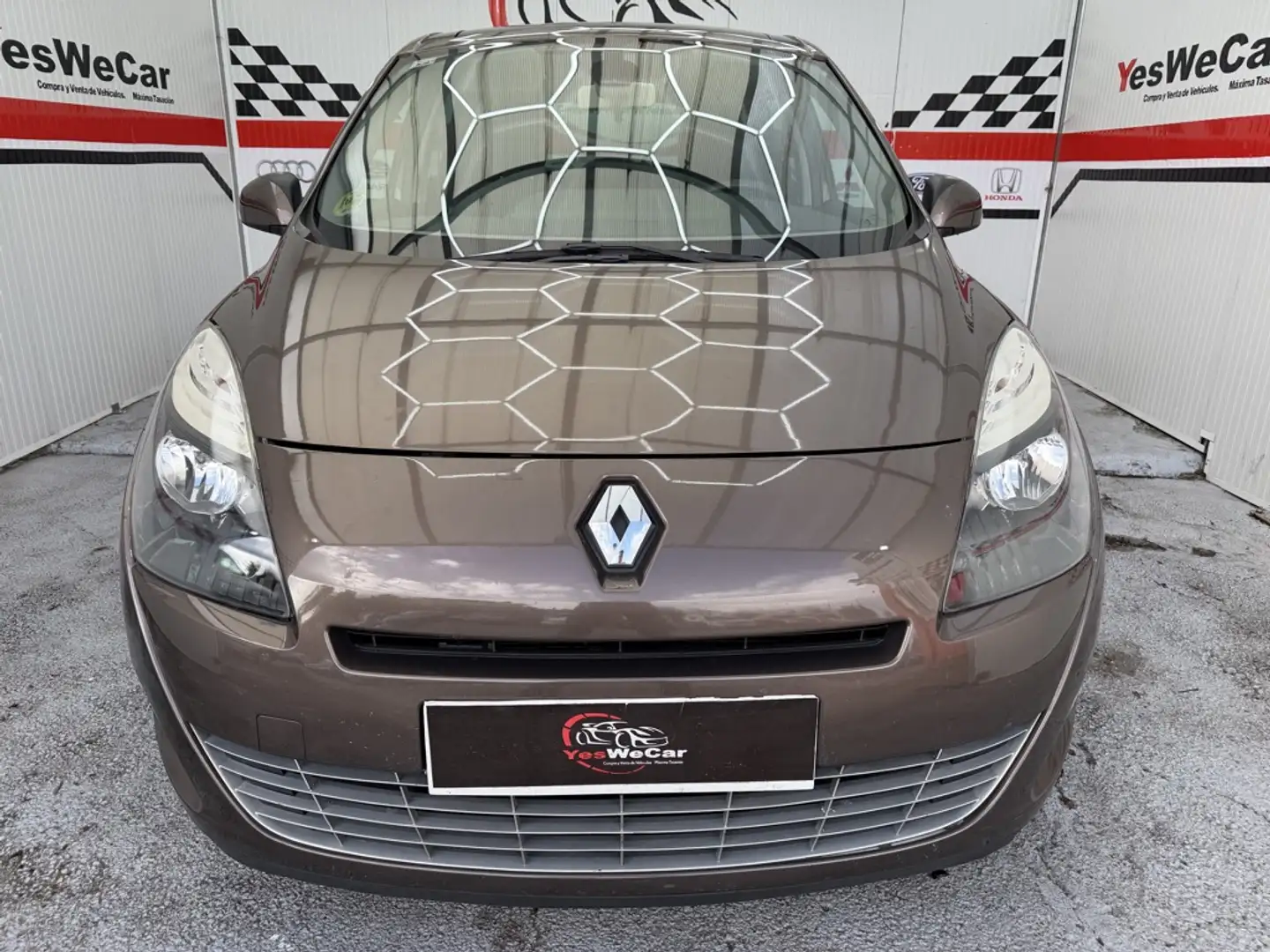 Renault Grand Scenic 1.9dCi Family Edition 7pl. Brun - 2