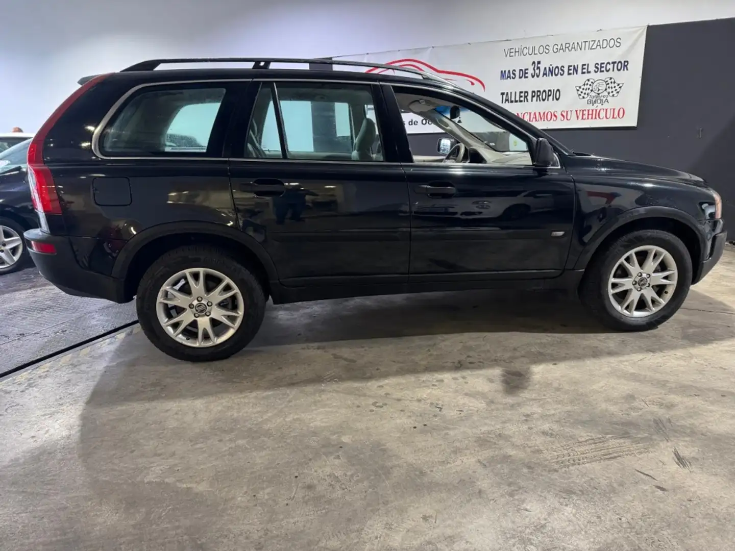 Volvo XC90 2.4 D5 Momentum 163 Schwarz - 2