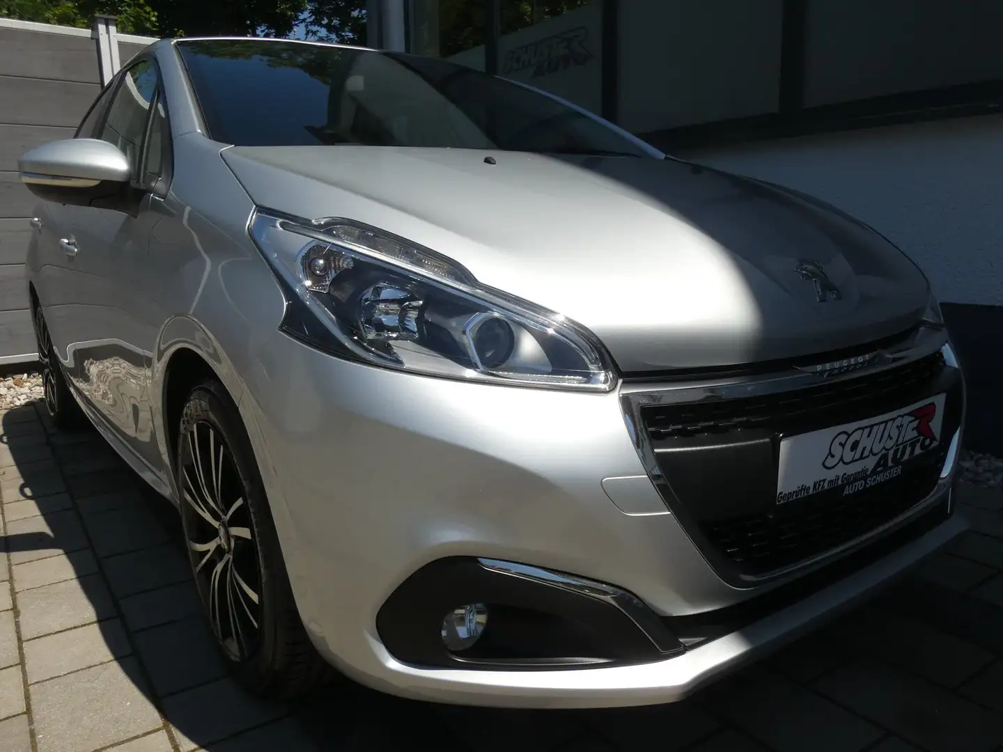 Peugeot 208 Active Grau - 1