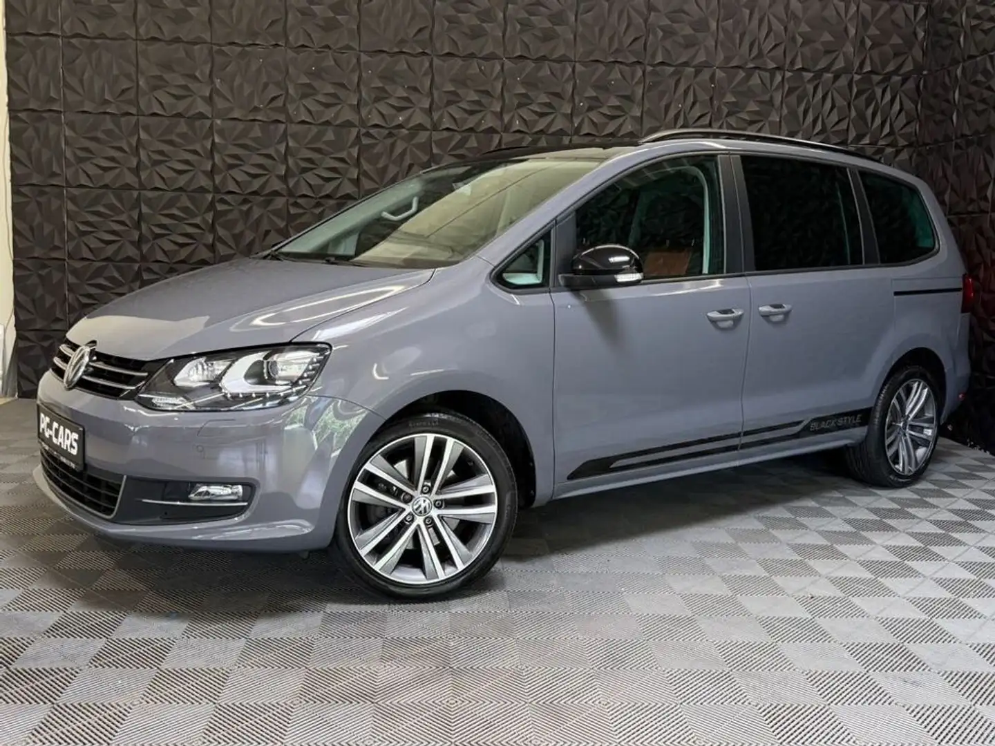 Volkswagen Sharan 2.0 TDI Black Style Highline DSG siva - 2