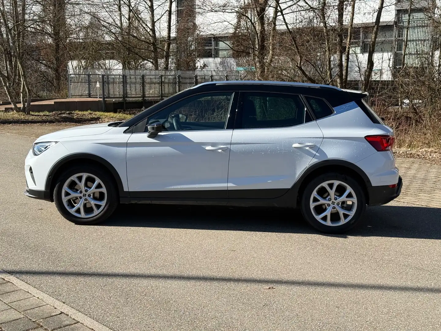 SEAT Arona FR 1.0 TSI DSG *SHZ/Navi/XL Assist. Paket* Weiß - 2