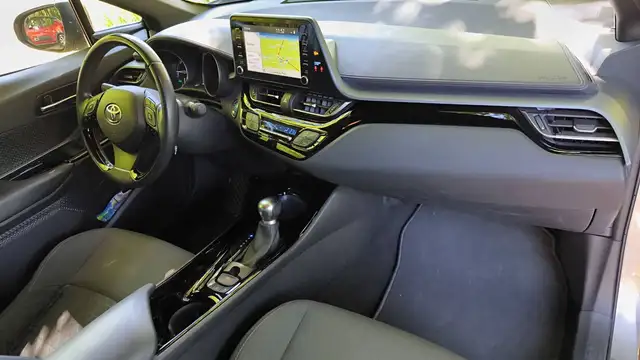 Toyota C-HR view 10