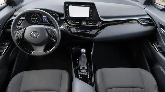 Toyota C-HR view 11