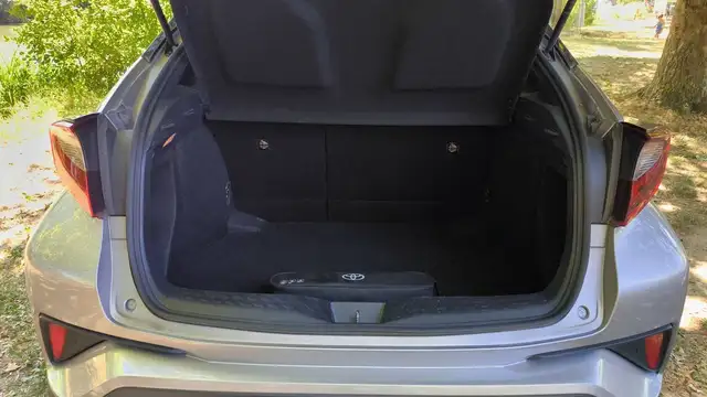 Toyota C-HR view 14