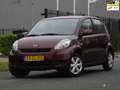 Daihatsu Sirion 2 1.0-12V Premium 2DE EIGENAAR NAP/AIRCO/APK Rood - thumbnail 1