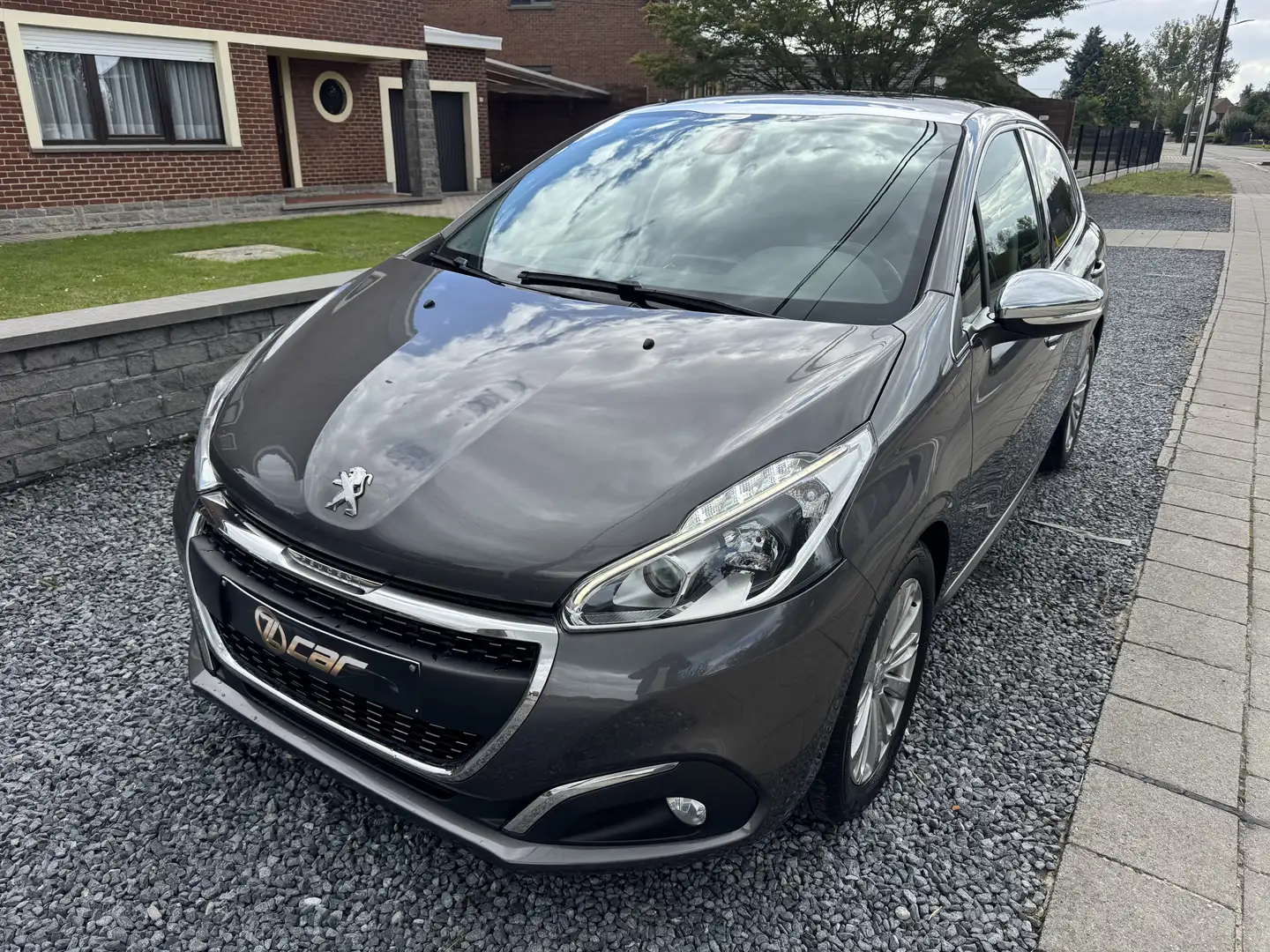 Peugeot 208 208 1.5 BlueHDi Allure S NAVI/TOITPANO/CLIM/GARANT Gris - 1
