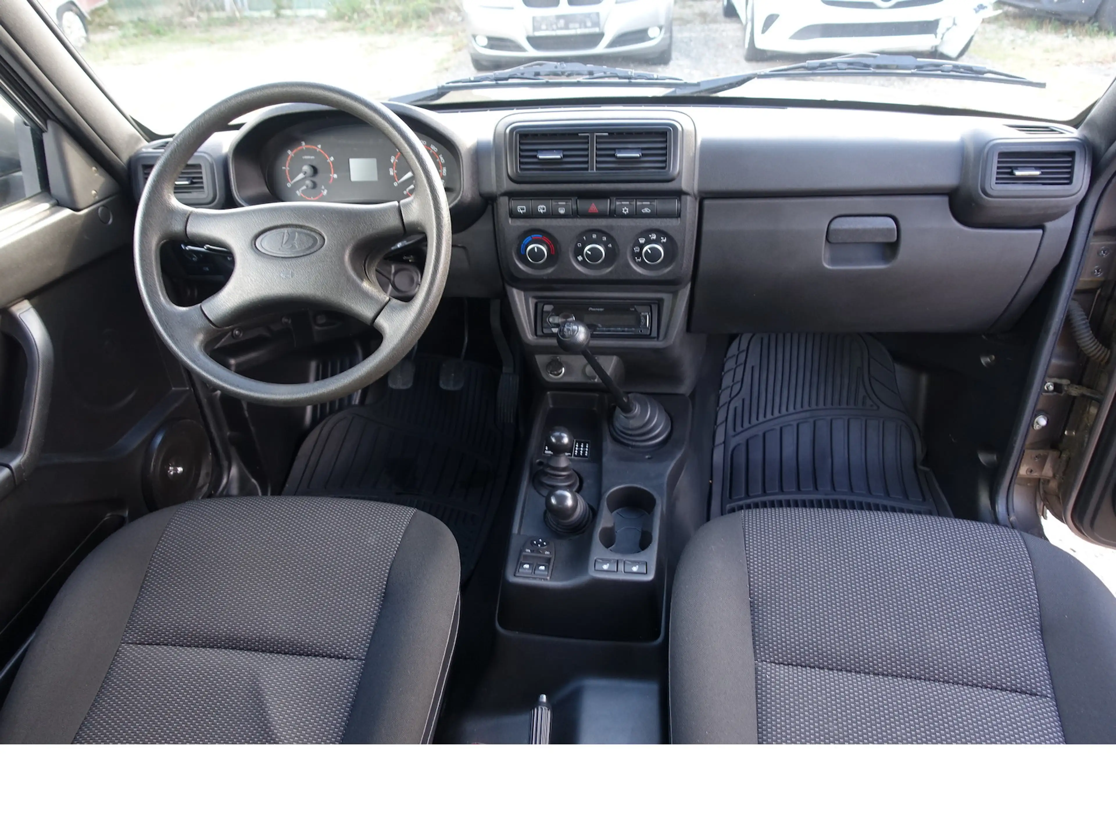 Lada Niva Legend 4x4 1,7 Klima Sitzheizung 5-Sitzer — photo 10