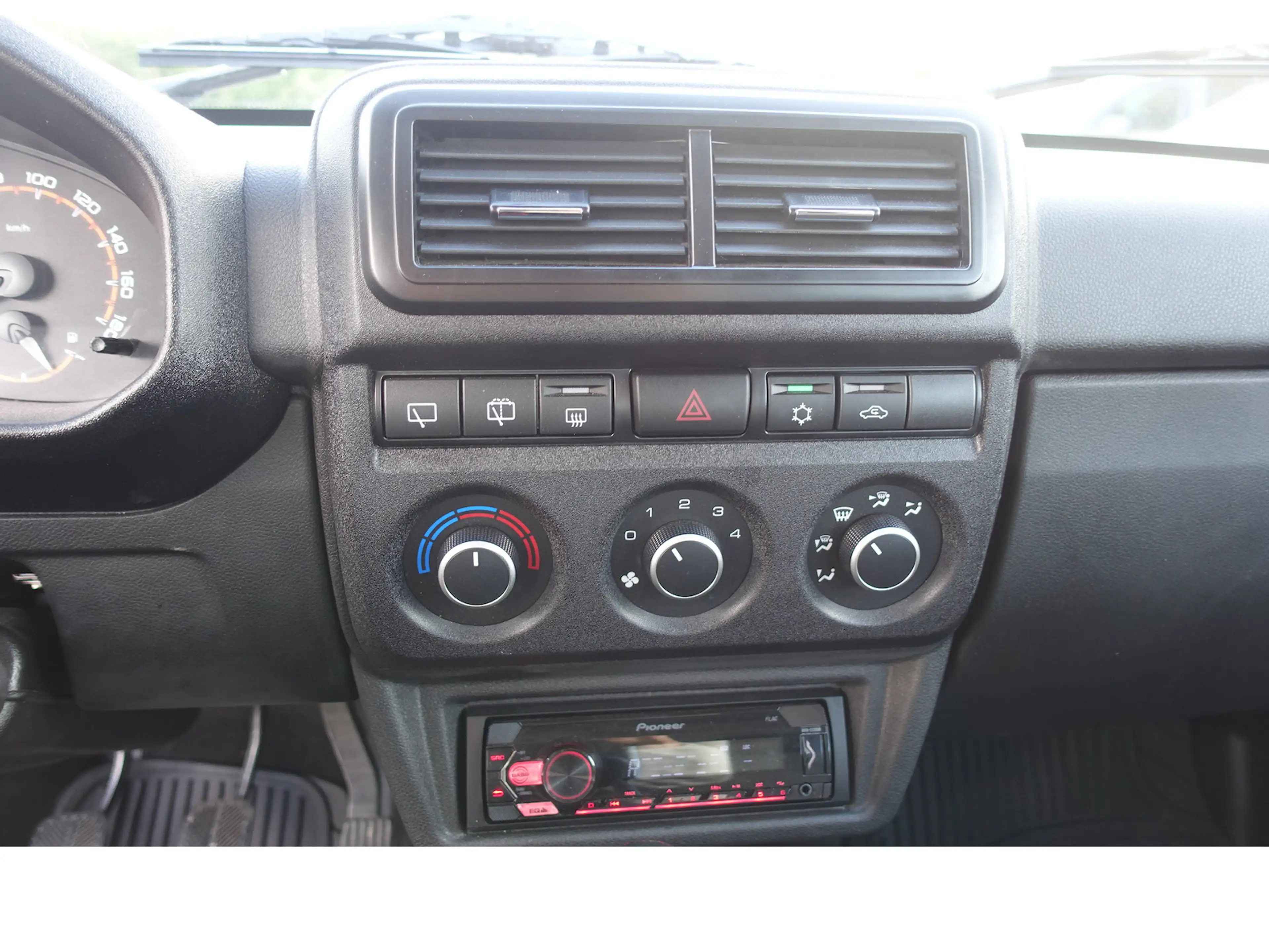 Lada Niva Legend 4x4 1,7 Klima Sitzheizung 5-Sitzer — photo 12