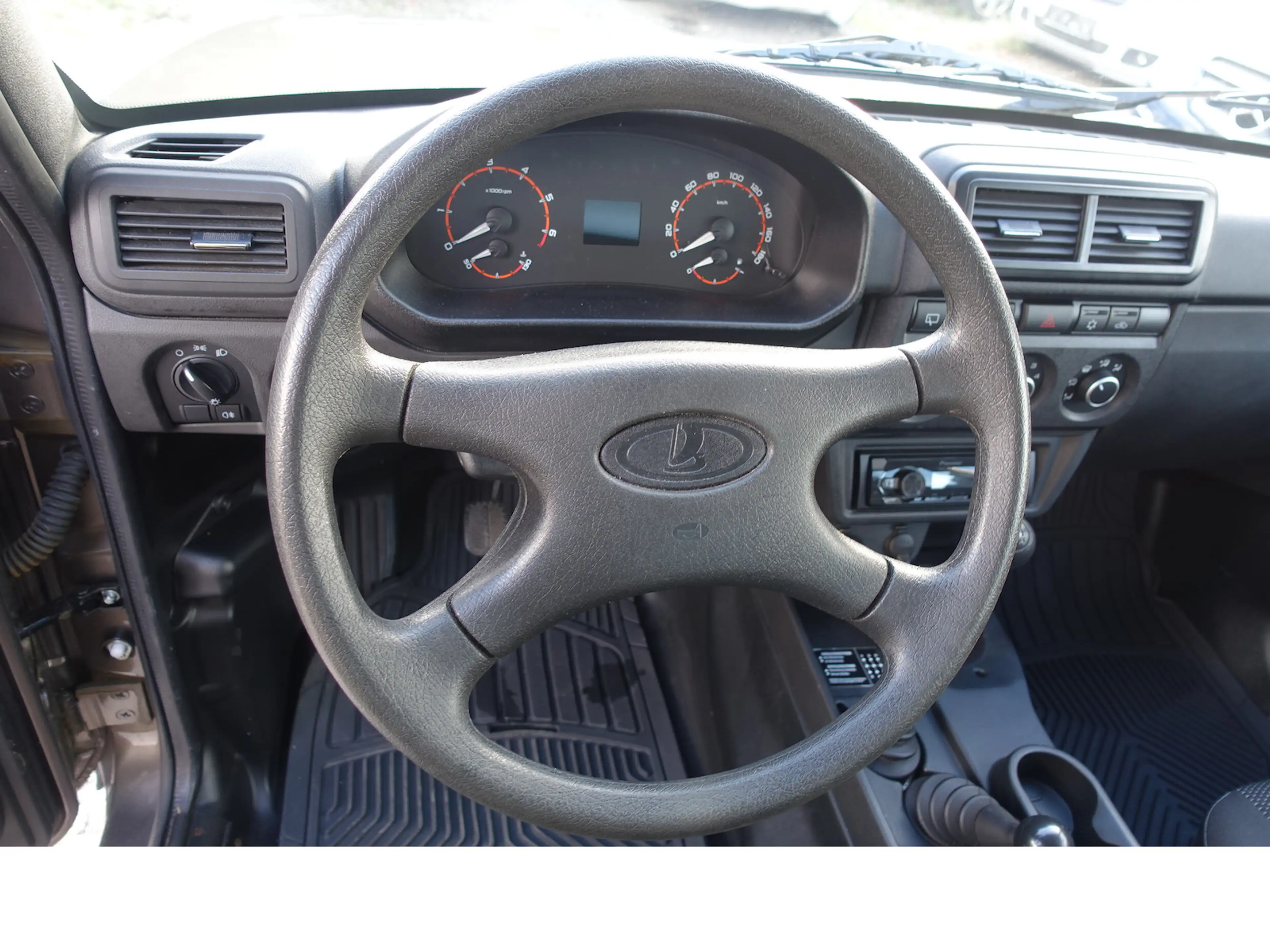 Lada Niva Legend 4x4 1,7 Klima Sitzheizung 5-Sitzer — photo 11
