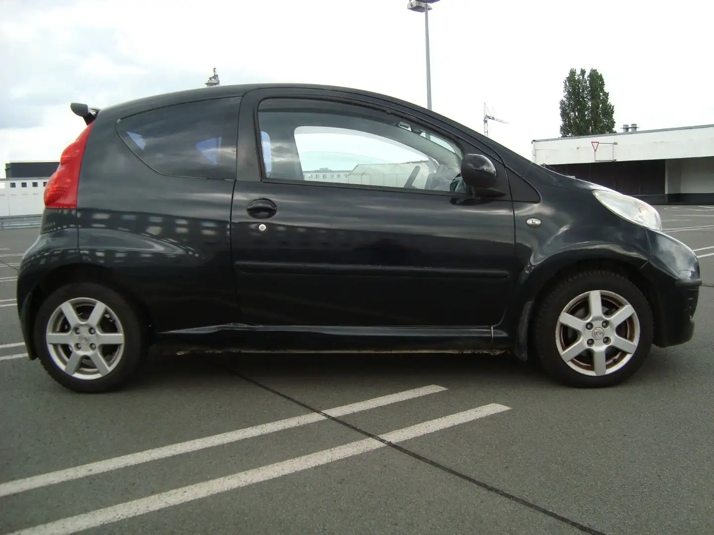 Peugeot 107 Automatik,22800Km.Klima TÜV neu Schwarz - 2