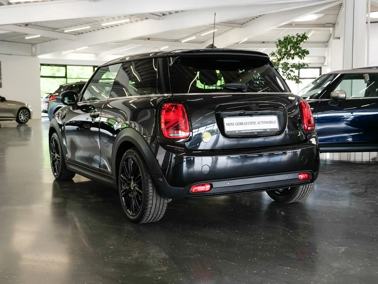 MINI Cooper SE Classic Trim Aut Nav HuD LED RFK+PDC Schwarz - 2