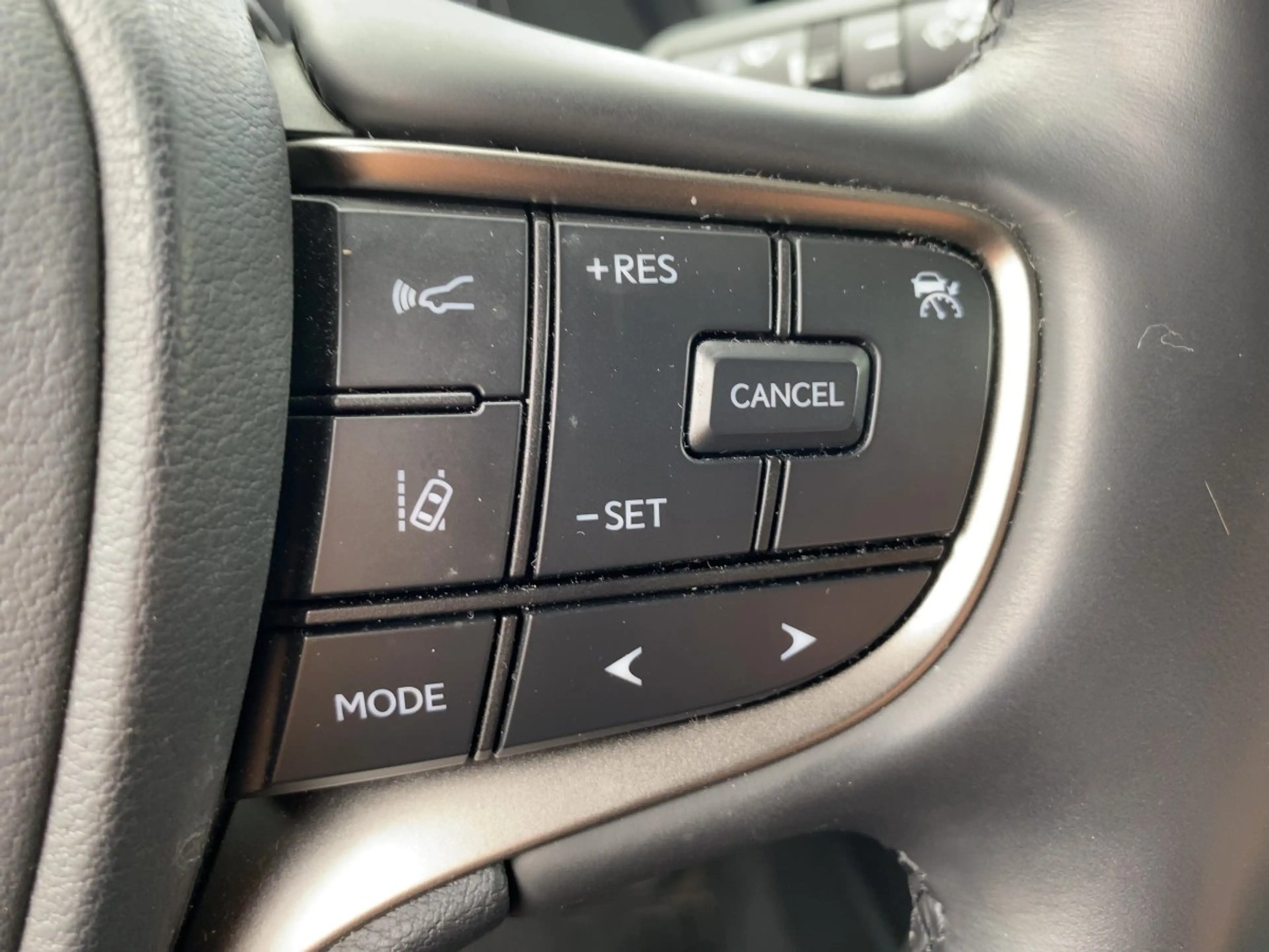 Lexus UX 250h UX 250 h Style Edition zuverlässiger Crossover — photo 22