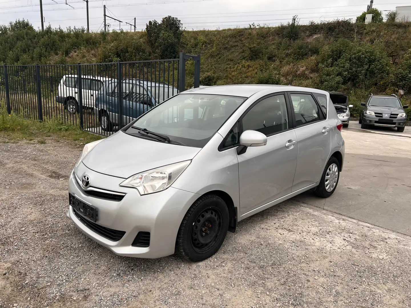 Toyota Verso-S Verso S 1.4 D-4D Luna EXPORT OUT SIDE EUNION Zilver - 2
