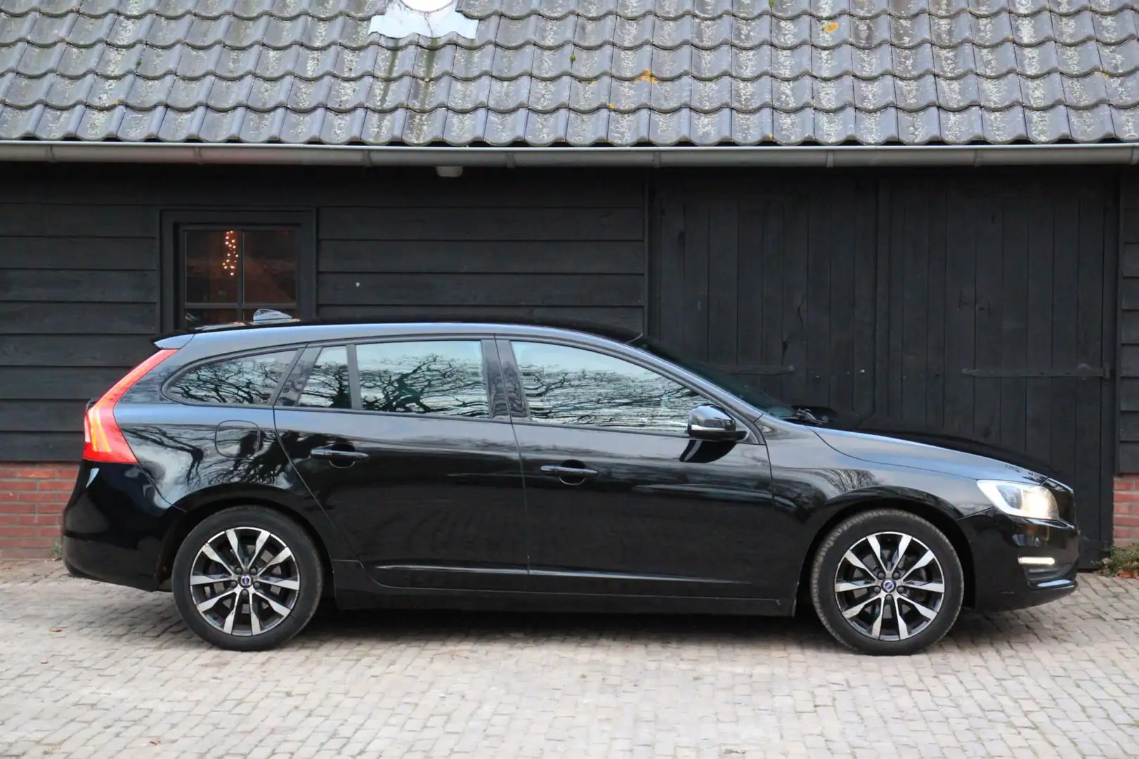 Volvo V60 2.0 T3 Polar+ Dynamic Xenon/Leer/Navigatie/Parkeer Noir - 2