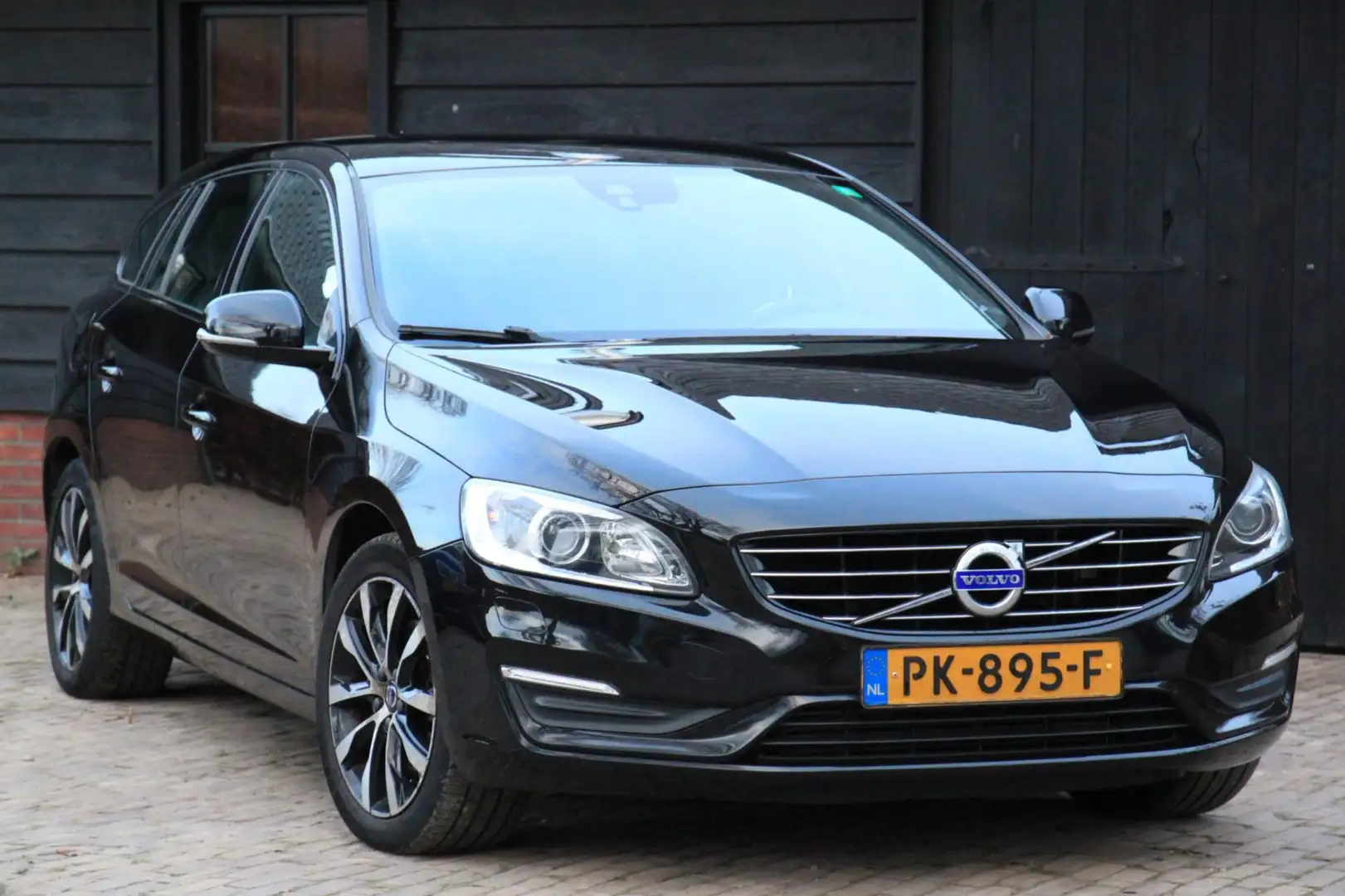 Volvo V60 2.0 T3 Polar+ Dynamic Xenon/Leer/Navigatie/Parkeer Noir - 1