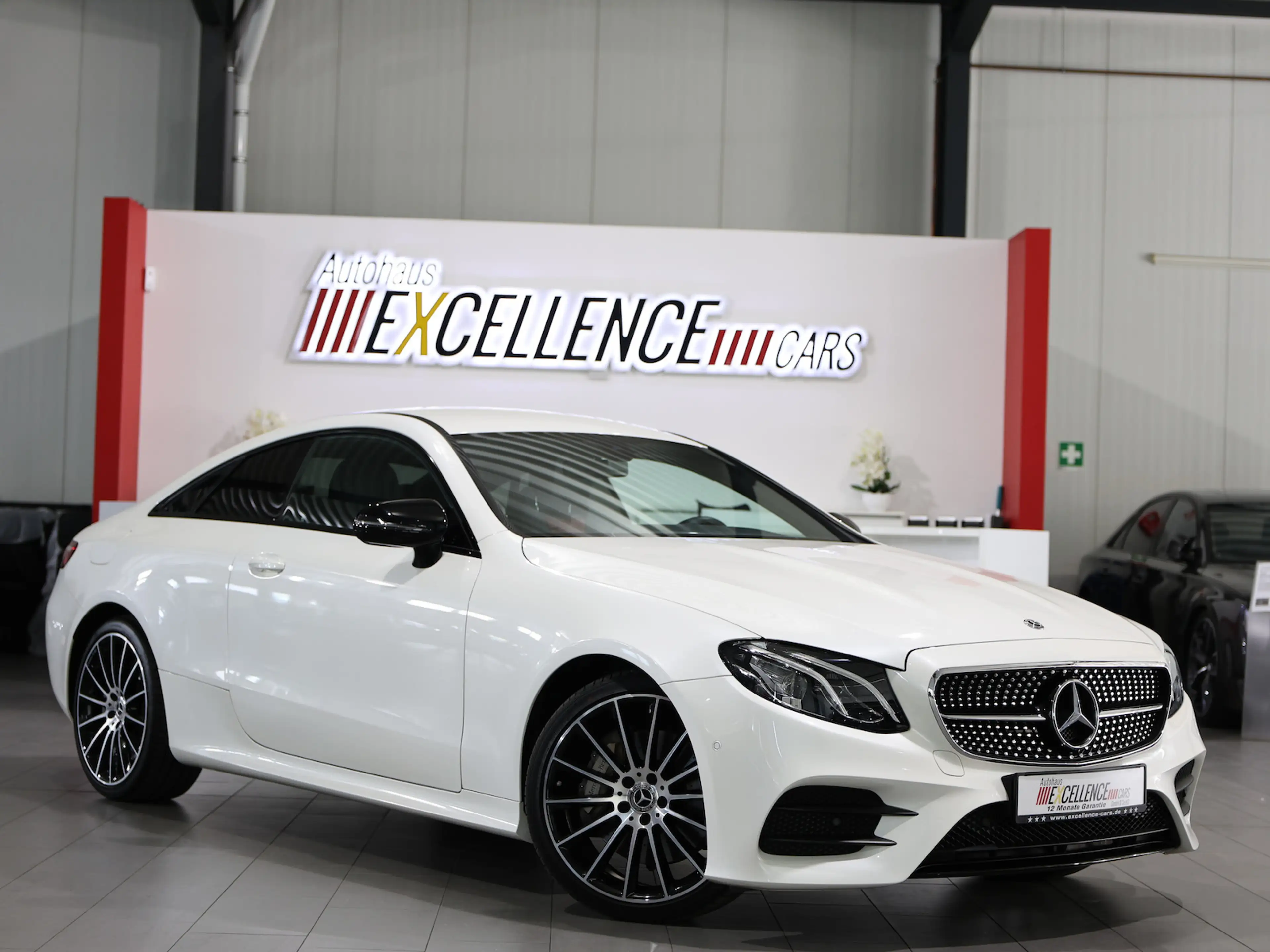 Mercedes-Benz E 400 COUPE 4M AMG-LINE NIGHT / WHITE+BLACK
