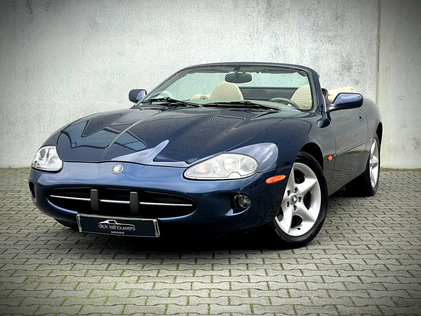 Jaguar XK8 4.0 V8 Convertible / ORG. NL. / YOUNGTIMER / NAP Blauw - 1