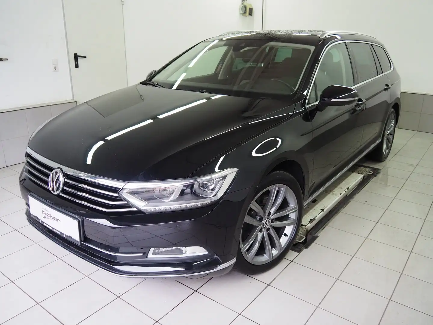 Volkswagen Passat Variant HL TDI SCR 4MOTION DSG Schwarz - 1