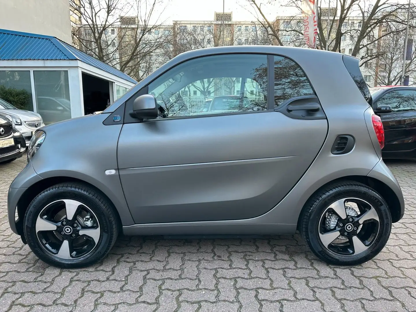 smart forTwo fortwo EQ 60kW*EXCL*PANO*NAVI*PTS+KAM*22kW Gris - 2