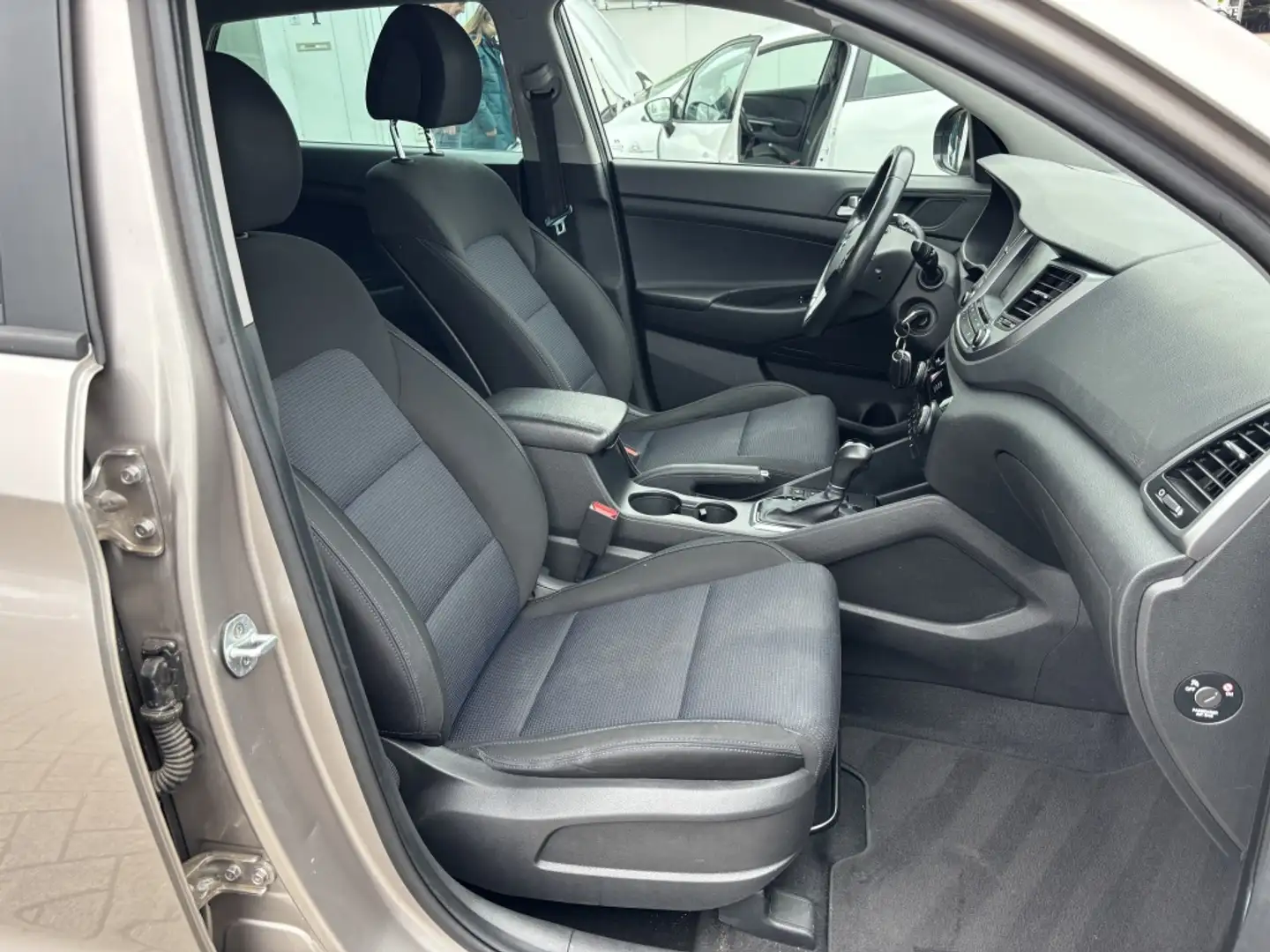 Hyundai TUCSON 1.6 T-GDi Comf. 4WD Camera Trekhaak Navi Lane-ass Gris - 2