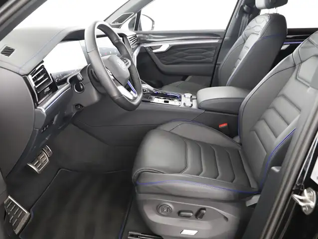 Volkswagen Touareg view 9