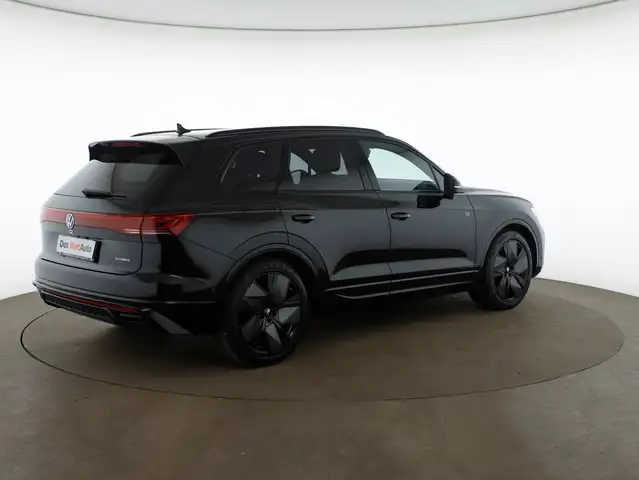 Volkswagen Touareg view 4