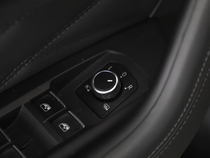 Volkswagen Touareg R eHybrid TSI 4MOTION — photo 11