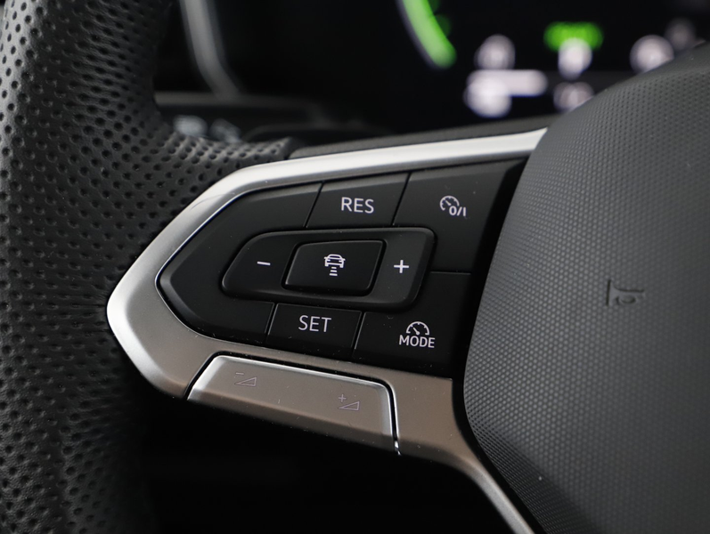 Volkswagen Touareg R eHybrid TSI 4MOTION — photo 14