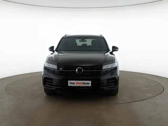 Volkswagen Touareg view 3