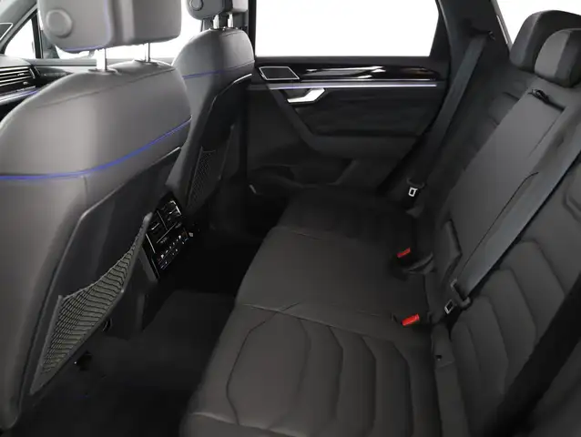 Volkswagen Touareg view 10