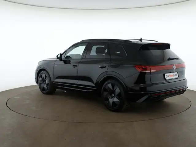 Volkswagen Touareg view 5