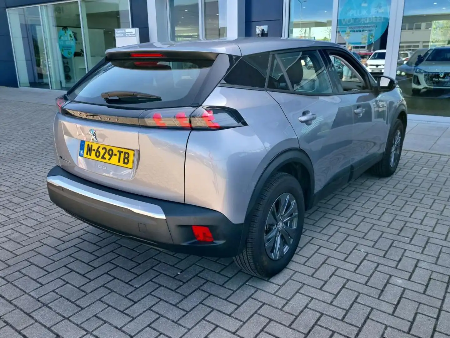 Peugeot e-2008 EV Active Pack 50 kWh 3 Fase | 3D Navigatie | Full Grijs - 2